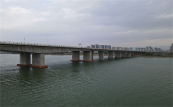 吉安市吉州區(qū)大橋采用自浮式復(fù)合材料防撞設(shè)施